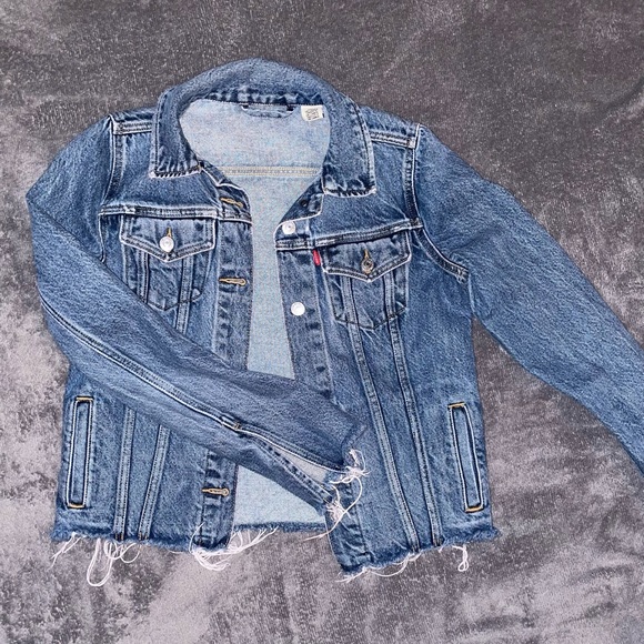 Distressed Levi’s Jacket - Picture 3 of 6